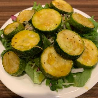 グレープフルーツ香るめっちゃズッキーニサラダ(ハーフ)(食い処BAR TRENTE (トラント))