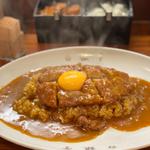 カツカレー +生卵トッピング(白銀亭)