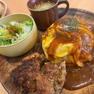唐揚げ付きチーズオムライス
