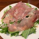 スペイン産ハモンセラーノ（生ハム）のシーザードレッシングサラダ
