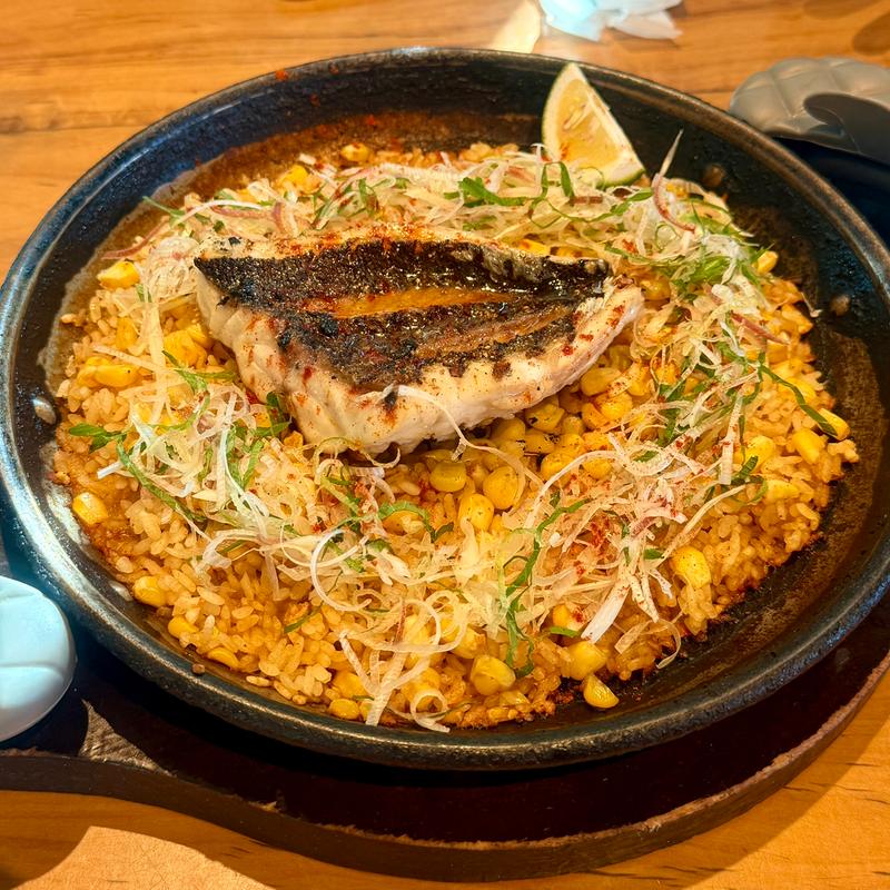 大分県・佐賀関関イサキと OLEGUAS ゴールドラッシュのパエージャ(La Coquina cerveceria)