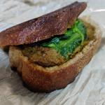 ほうれん草入り粗挽き大豆ミートキーマカレーホットサンド(BONDI COFFEE SANDWICHES)