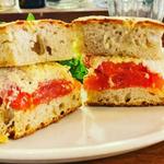 トマトとペコリーノチーズのサンドイッチ