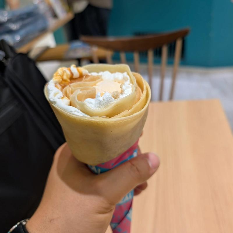 バニラin塩キャラメル&塩ちんすこうのクレープ(ブルーシール 池袋サンシャインシティ店)
