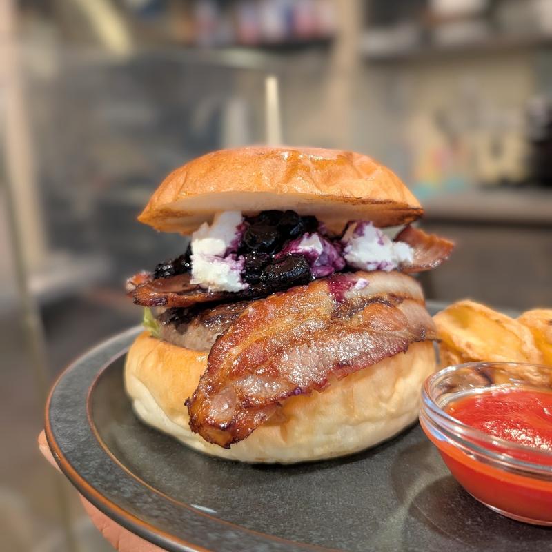 ブルーベリーソースのベーコンクリームチーズバーガー(ココペリ)