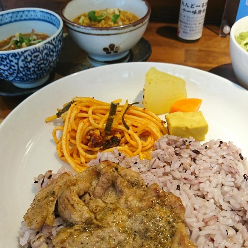 カレー2種盛りのセット(初台スパイス食堂 和魂印才たんどーる)