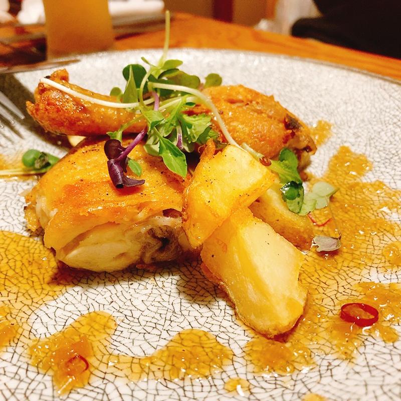 鶏モモ肉のコンフィエスニックソース(Bistro Ruelle)