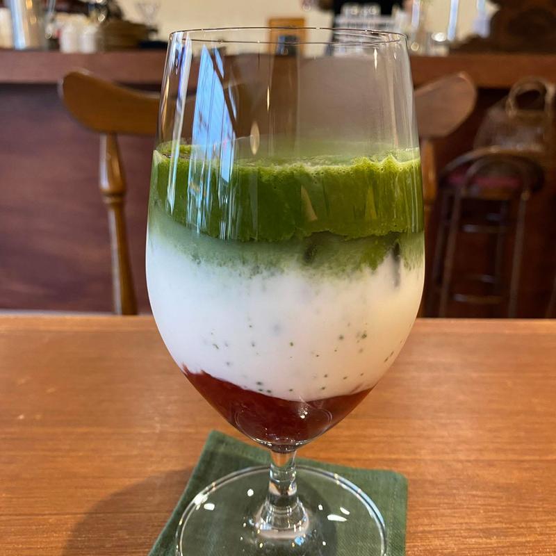 ストロベリーとミルクと抹茶のドリンク(Cafe 浮(ウユ))