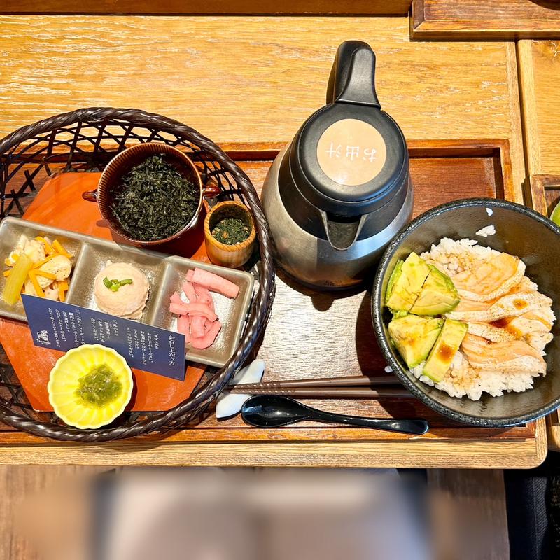 炙りサーモンとアボカドの鯛出汁茶漬け(和カフェ Tsumugi アトレ竹芝店)