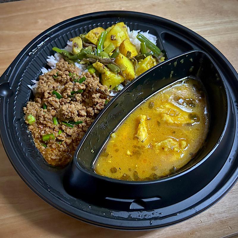 季節の3種盛りカレープレート(3 FLAVOR CURRY)