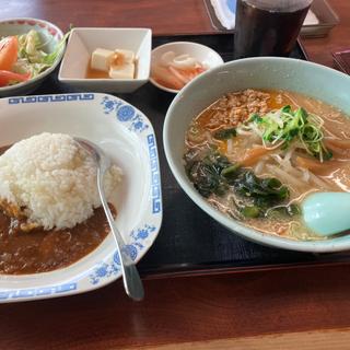 木曜日ランチ　ミニカレーとミニ味噌ラーメン