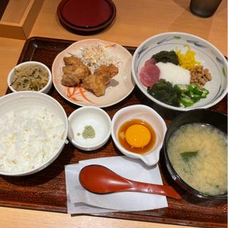 アカモクねばとろとから揚げの定食(やよい軒 川崎ことろばし店)