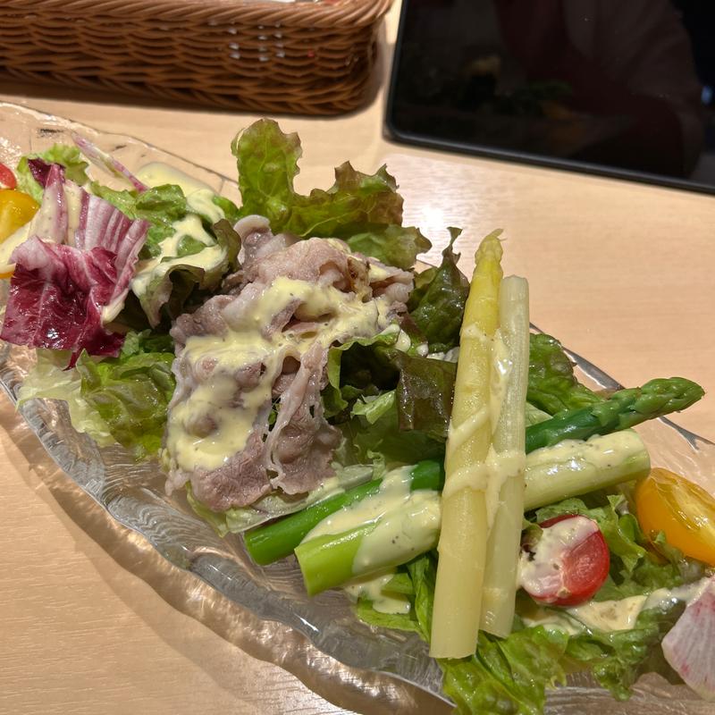 アスパラと国産黒毛和牛の温しゃぶサラダ(ヱビスバー 札幌アピア店 (YEBISU BAR Sapporo Apia))