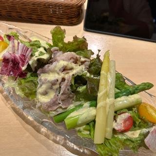 アスパラと国産黒毛和牛の温しゃぶサラダ(YEBISU BAR)