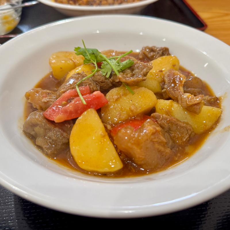 牛すじと新じゃが炒め(龍騰酒場)