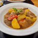 牛すじと新じゃが炒め(龍騰酒場)
