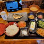 サバ文化干し定食＋ネギトロ＋インゲン胡麻和え＋大根キンピラ＋冷奴＋納豆(しんぱち食堂 大門店)