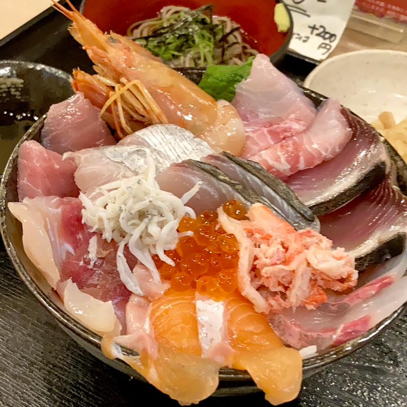 豪華すぎる海鮮丼(旬魚とおいしいお酒 やまのや市場)