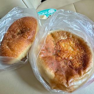 辛口カレーパン＆肉まんパン(ブーランジェベーグさいたま 新都心店)
