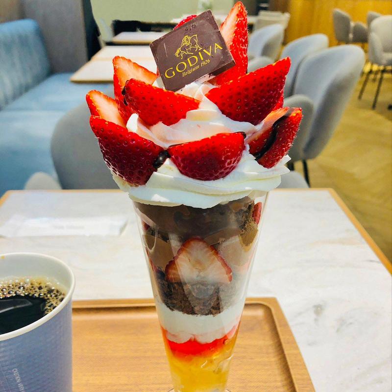 ストロベリーチョコレートパフェ(GODIVA café Ginza(ゴディバカフェ銀座))