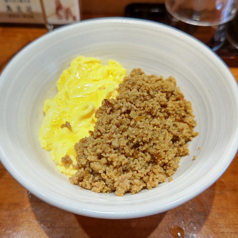 信玄鶏のそぼろと地養卵の二色丼(ミニ)(鳥左近)