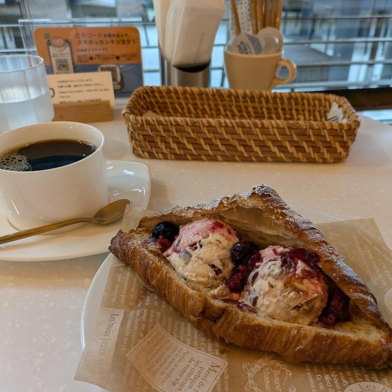 クリームチーズとドライザクロのクロワッサン(BEVALLEY COFFEE)