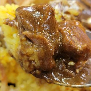 黒い肉カレー大盛り(カレーは飲み物。ニュー新橋ビル店)