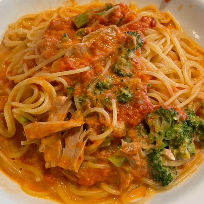 ツナとブロッコリーのトマトクリームスパゲッティ(Osteria ろじえ)