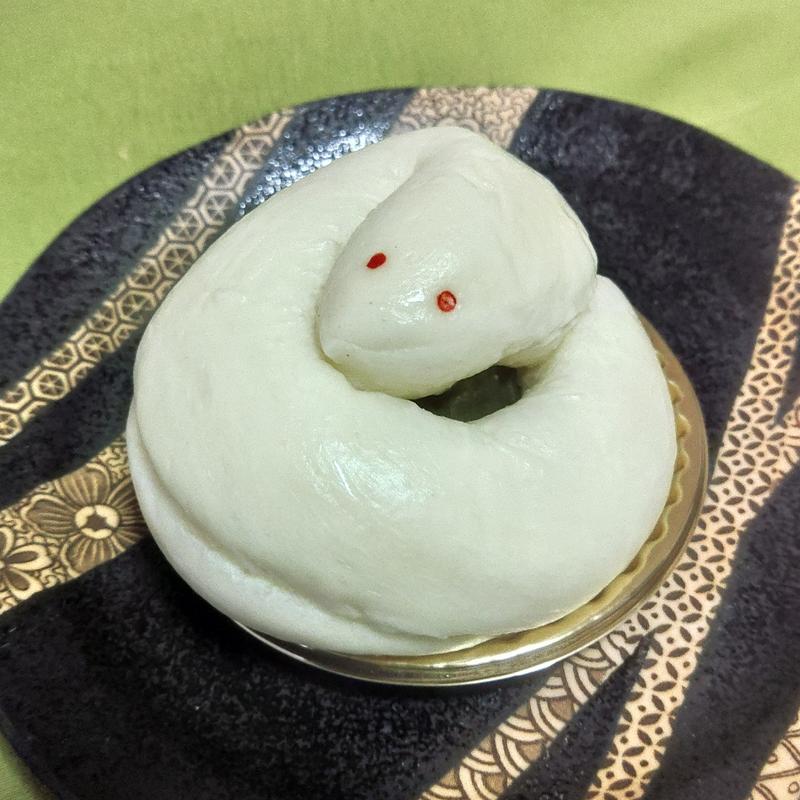 白蛇緑茶あんぱん(金蛇水神社外苑 SandoTerrace IKoMiKi (サンドウ テラス イコミキ))