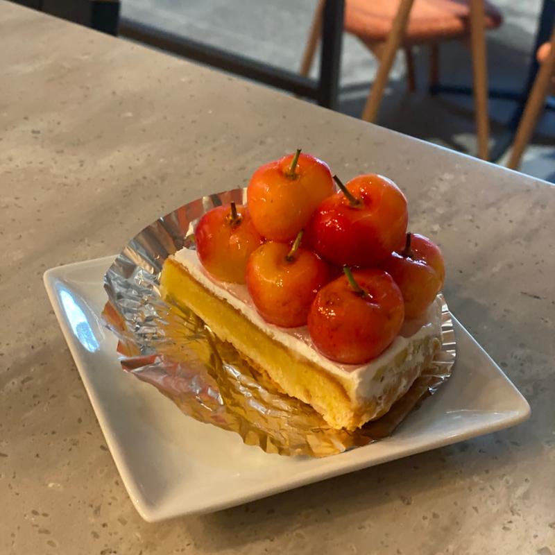レーニアチェリータルト(近江屋洋菓子店 神田店 （オウミヤヨウガシテン）)