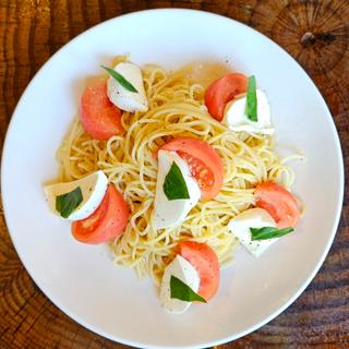 モッツァレラ・フレッシュトマト・バジル入り冷製パスタ