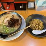 長浜ラーメン辛キクラゲ　半チャーハンセット