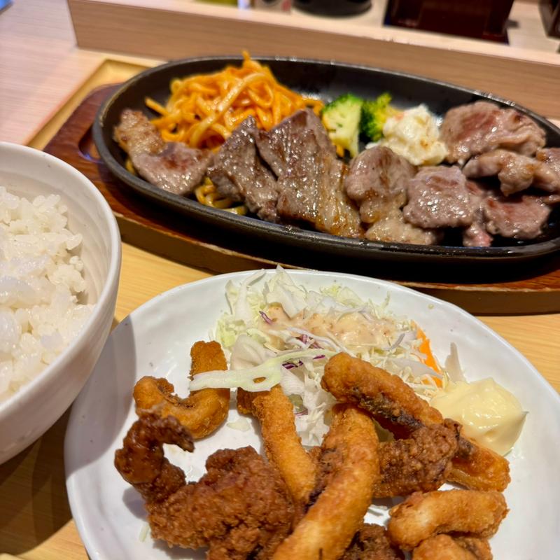 カットステーキ定食とイカの唐揚げ(やよい軒 阪急茨木店)