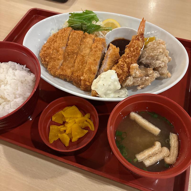 ロースカツの特選バラエティフライ定食(ジョイフル桶川店)