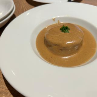 コンソメで柔らかく炊いた大根のポルチーニ茸 クリームソース掛け