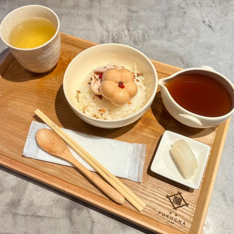 「燻製鶏茶漬け」と「黒胡椒燻製茶」(茶寮FUKUCHA(茶寮ふくちゃ)  )