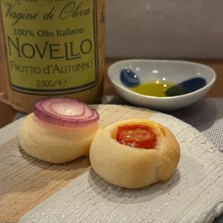 リコッタチーズとトマトのパンと赤玉ねぎのパン