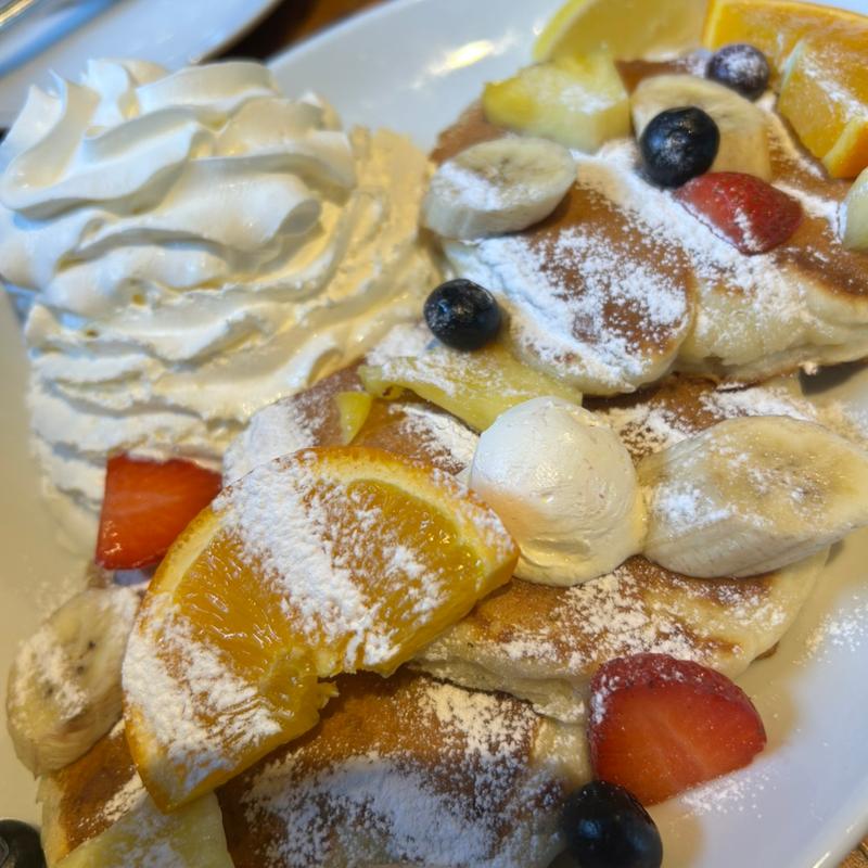 クラシックホイップパンケーキ+フルーツミックス(コナズ珈琲足立)