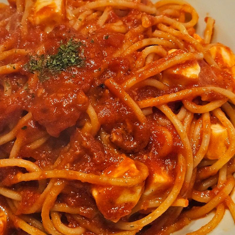 モッツァレラ入りトマトソーススパゲッティ(ラ・タベルナ )
