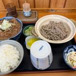モツ煮セット　冷たい蕎麦