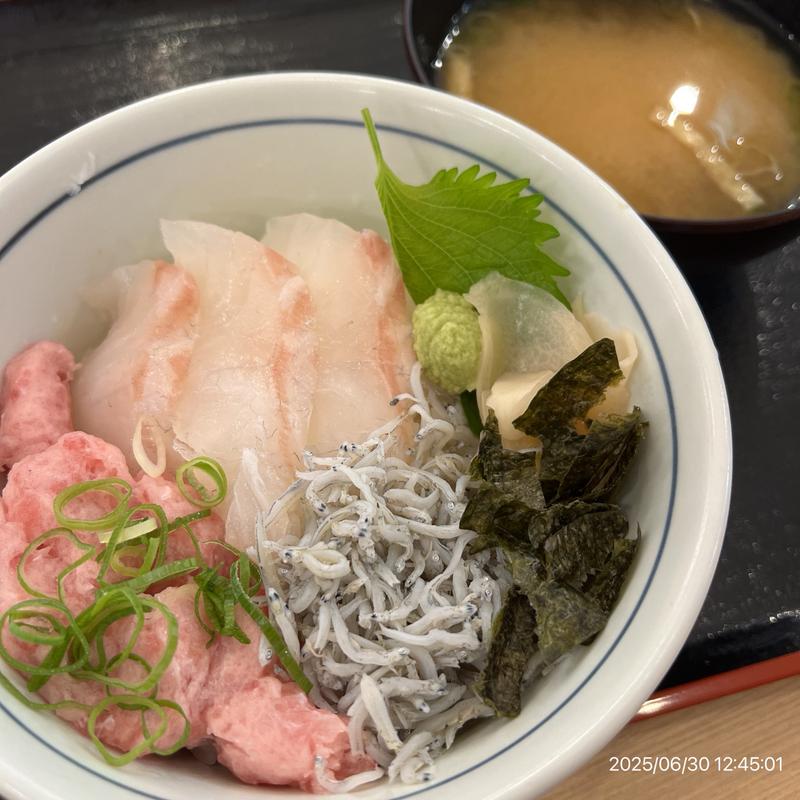 白身魚としらすとまぐろたたきの三種丼(目利きの銀次 神保町駿河台下店)
