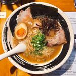 白(博多・長浜らーめん よかと)