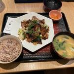 茄子と豚肉のコク旨味噌炒め定食、麦みそ汁