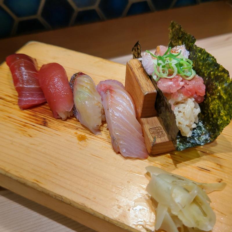 握り五貫(すごい煮干ラーメン野毛 すし 釣りきん)