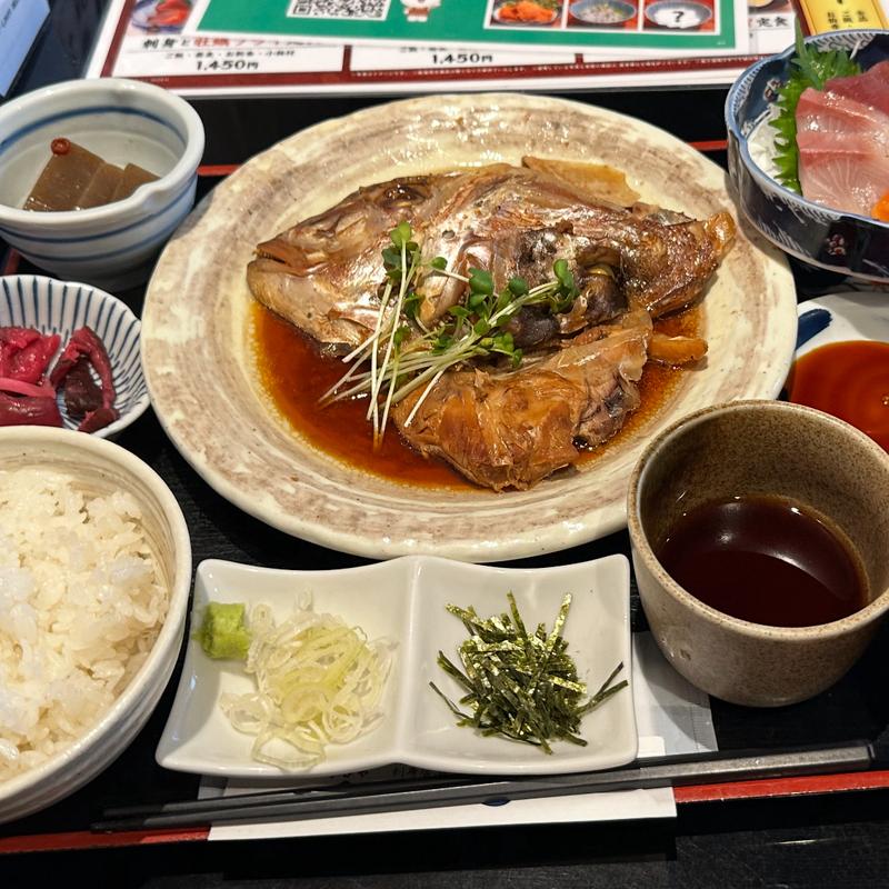 お刺身と本日の煮魚定食(刺身 居酒屋　うおや 一丁　川崎砂子店)