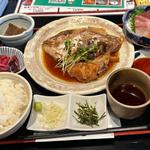 お刺身と本日の煮魚定食