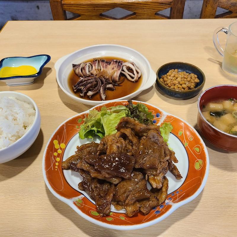 焼肉定食 イカの煮付け 納豆(蒜山食堂)