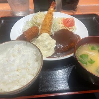 煮込みハンバーグと海老フライ