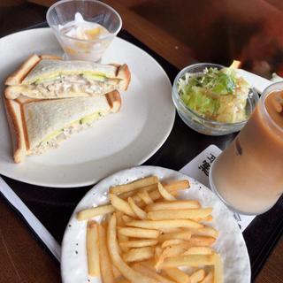 ツナチーズのホットサンド　サラダポテト追加