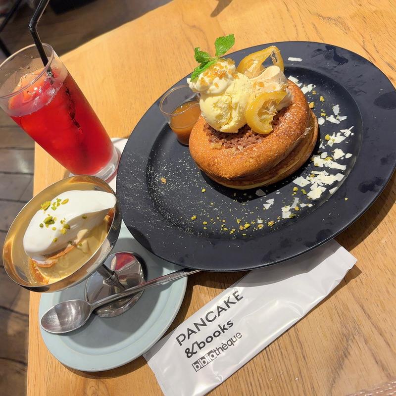 愛媛産レモンとアールグレイムースのパンケーキレモンソース付(PANCAKE&books bibliotheque)